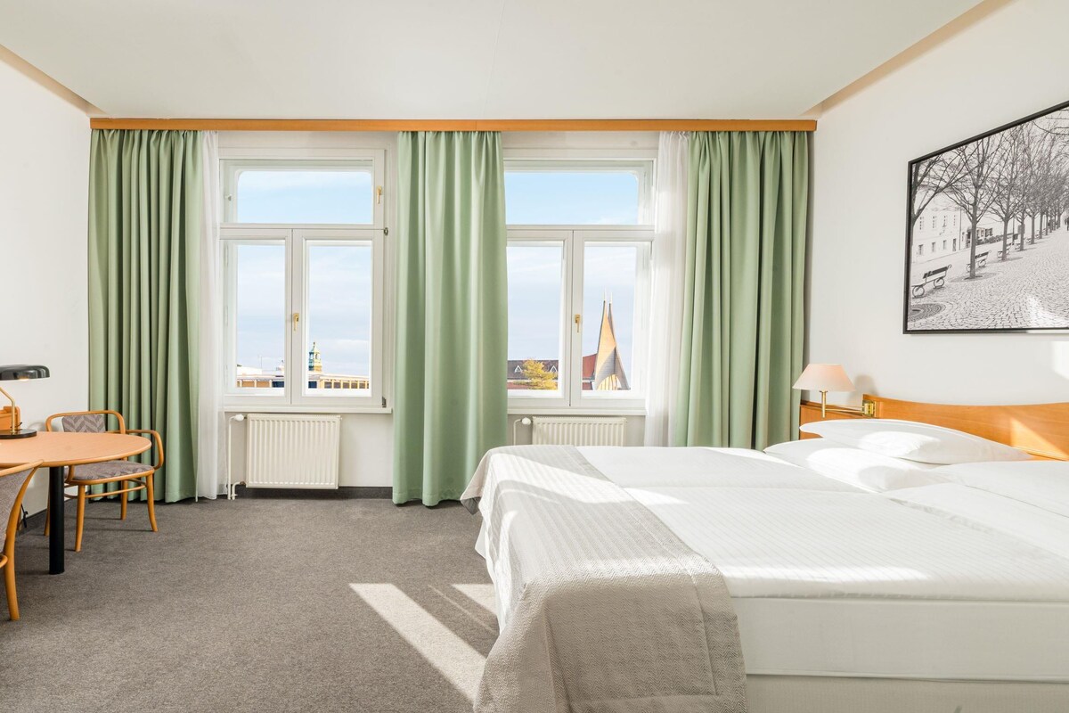 Superior Room, 1 Double Bed, Bathtub (Converts to 2 Twin Beds) | Desk, WiFi (free), bed sheets