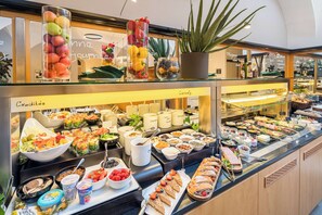 含每日吃到飽自助式早餐
