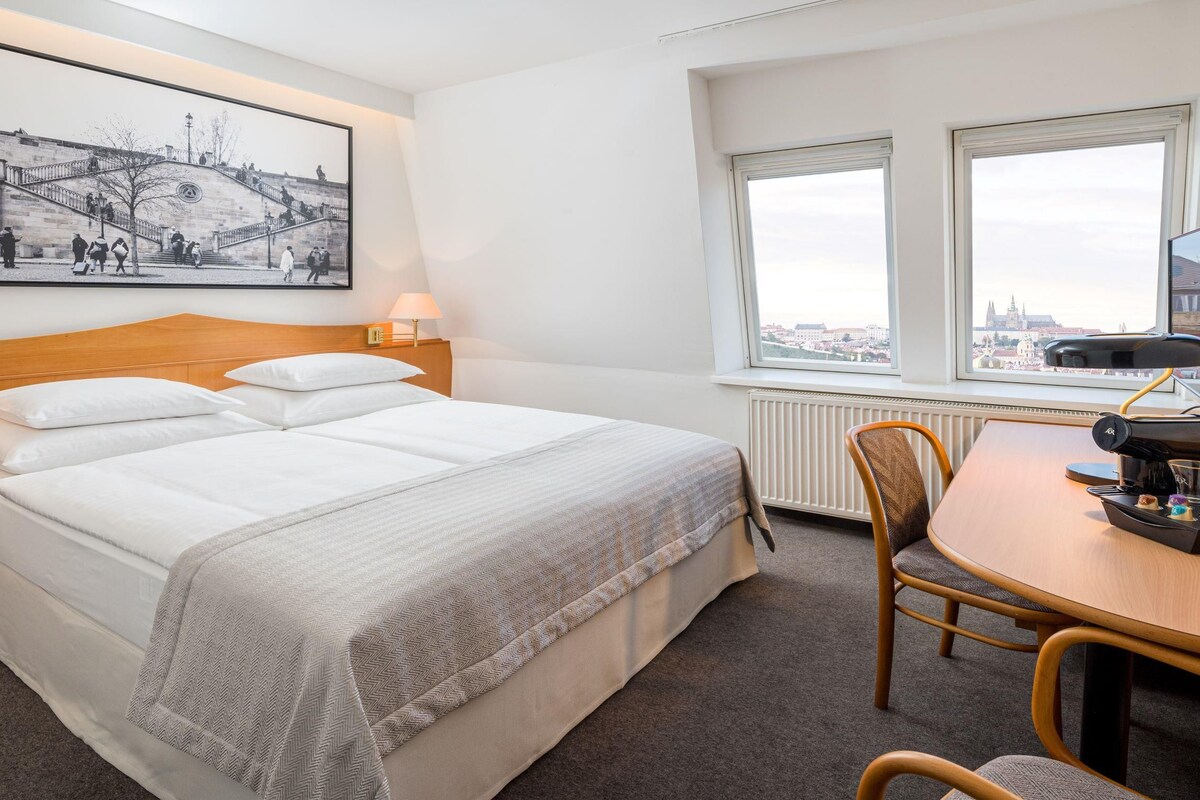 Room, 1 Double Bed (Castle View) | Desk, WiFi (free), bed sheets