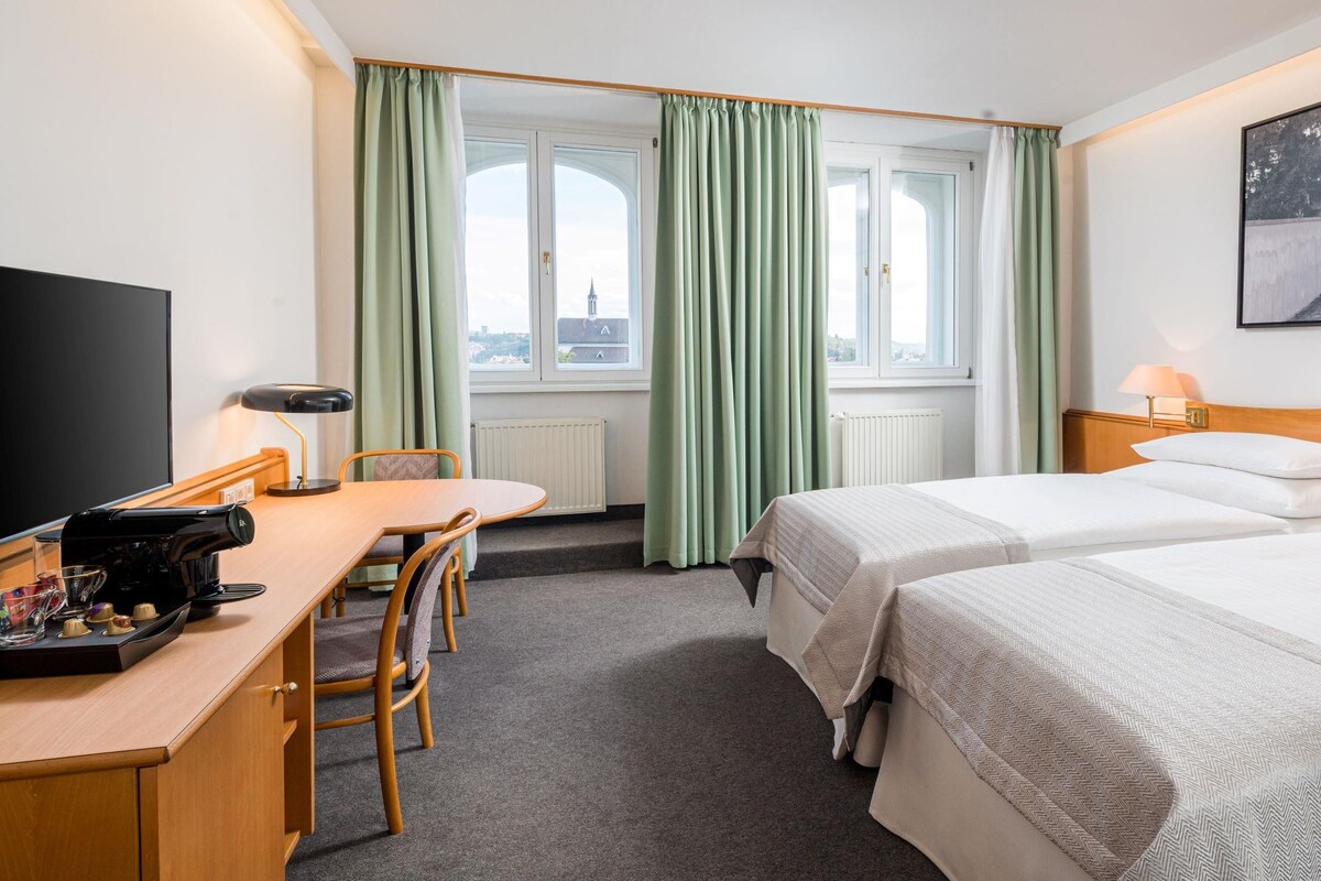 Classic Room, 2 Twin Beds, Bathtub | Desk, WiFi (free), bed sheets