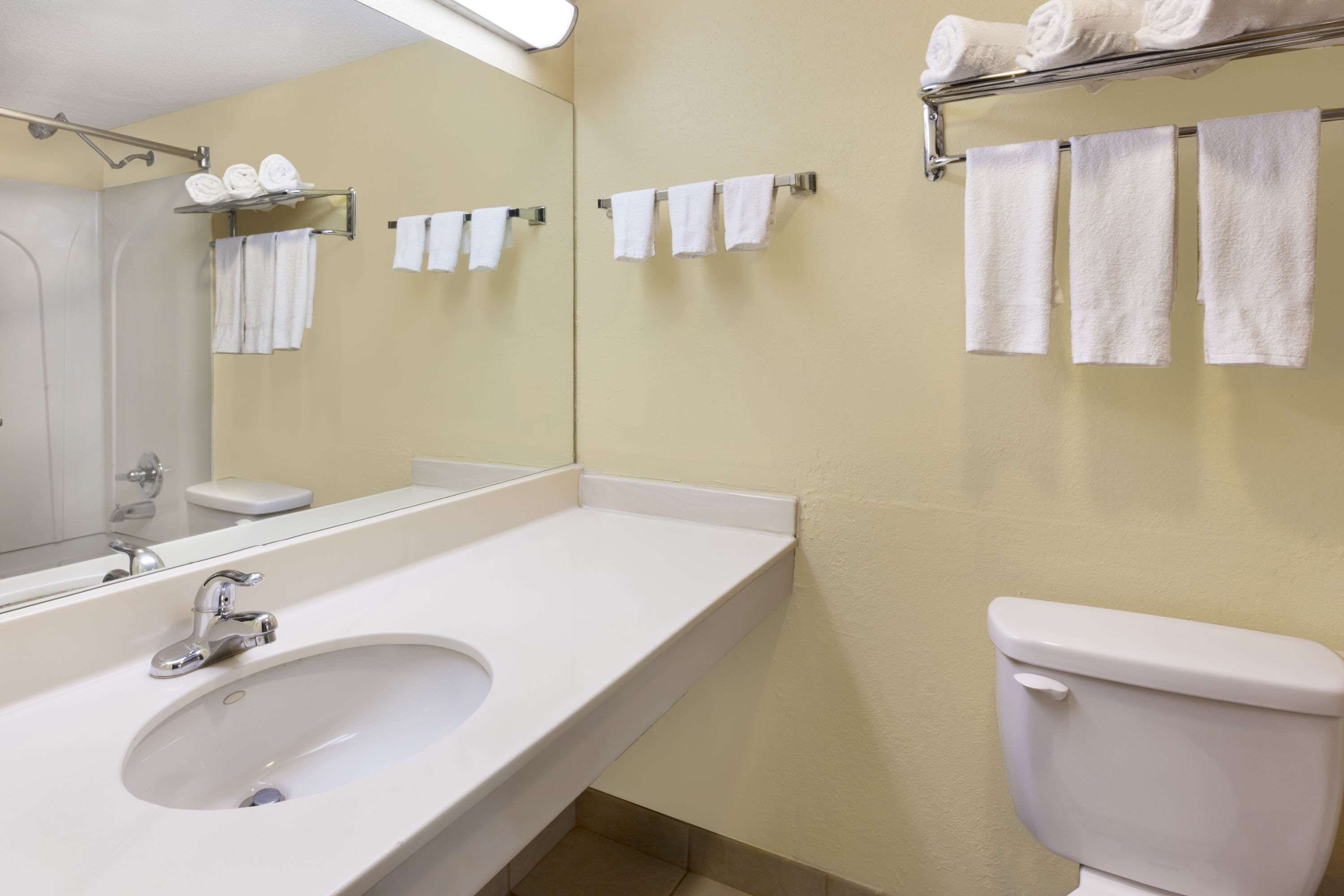 Een bad/douchecombinatie, gratis toiletartikelen, een haardroger