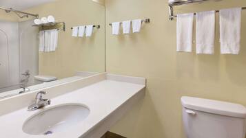 Een bad/douchecombinatie, gratis toiletartikelen, een haardroger