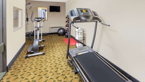 Ein Fitnessraum mit Laufband, Crosstrainer und Hometrainer.