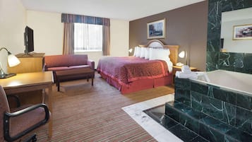 Skrivebord, strykejern/-brett og barnesenger (inkludert)