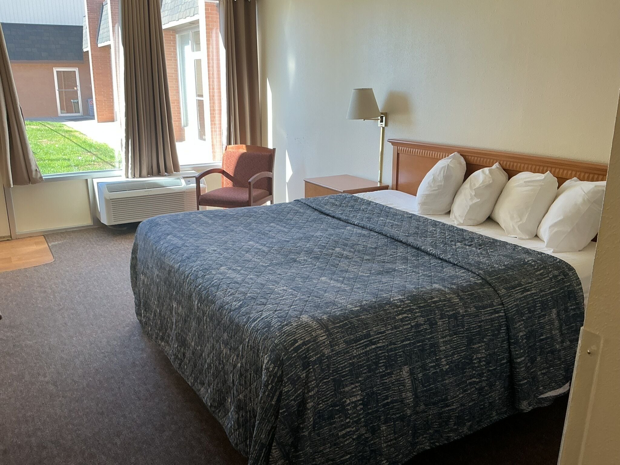 Basic Single Room, 1 King Bed | Blackout curtains, iron/ironing board, cots/infant beds, free WiFi