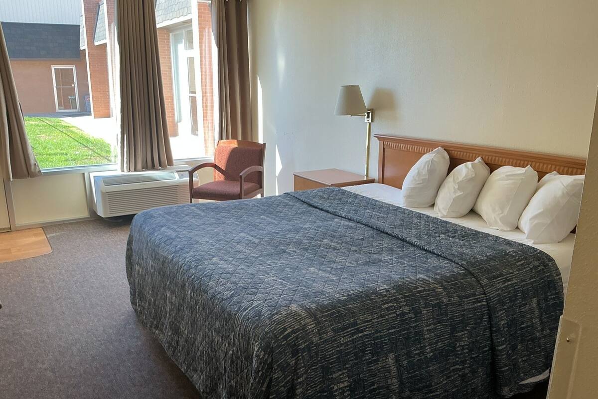 Basic Single Room, 1 King Bed, Ground Floor | Blackout curtains, iron/ironing board (on request), free WiFi