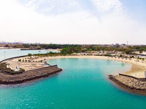 Playa privada, camas de playa gratuitas, camastros y sombrillas 
