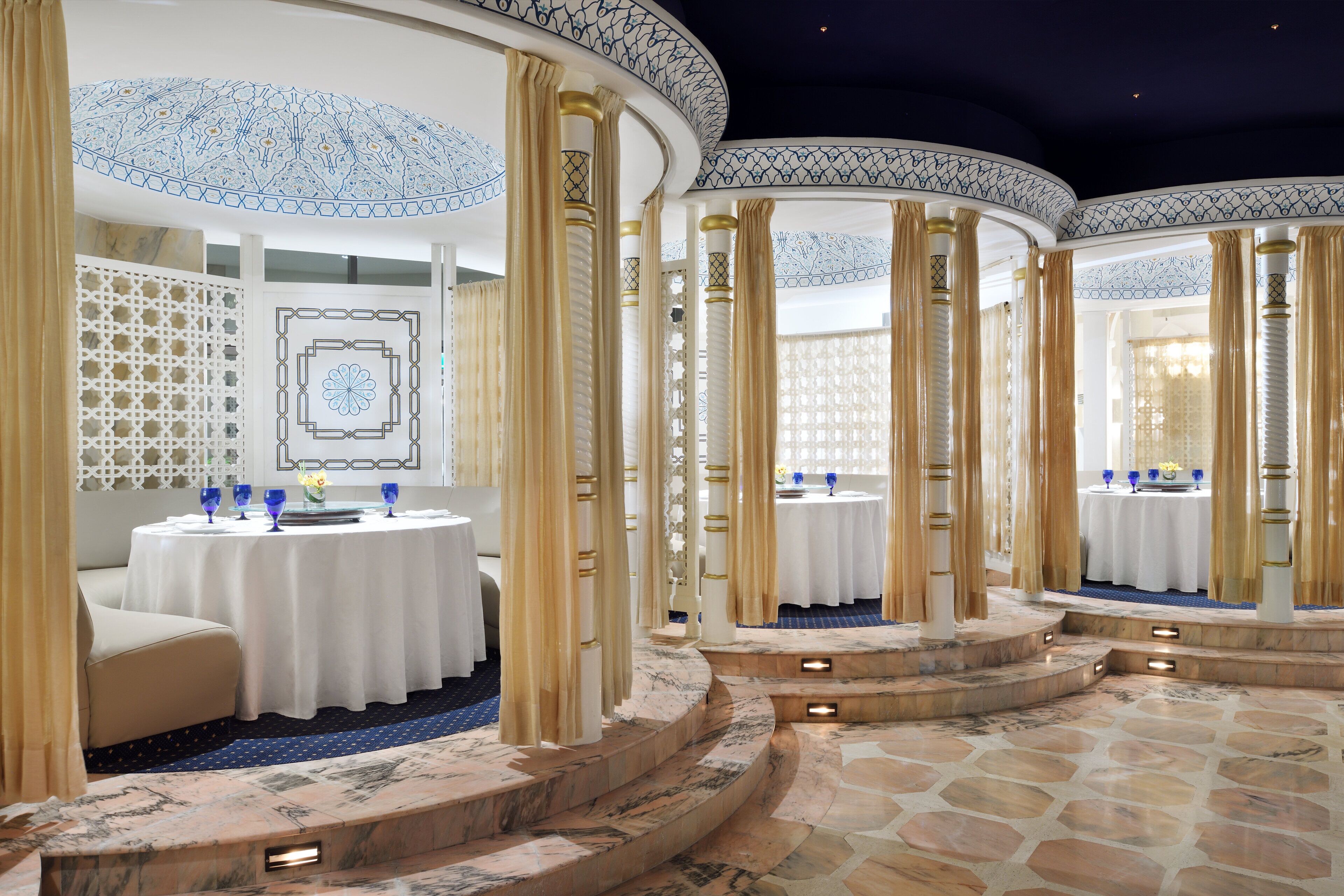 3 restaurants, breakfast, lunch, dinner served; international cuisine