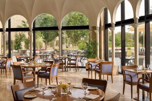 3 restaurantes, se sirven desayunos, comidas y cocina internacional