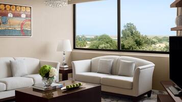 Presidentiële suite | Een minibar, een kluis op de kamer, een bureau, geluiddichte muren