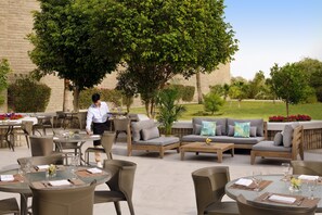 3 restaurantes, se sirven desayunos, comidas y cocina internacional