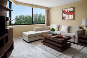 Minibar, in-room safe, desk, soundproofing - Intercontinental Al Jubail by IHG (Al Jubail)