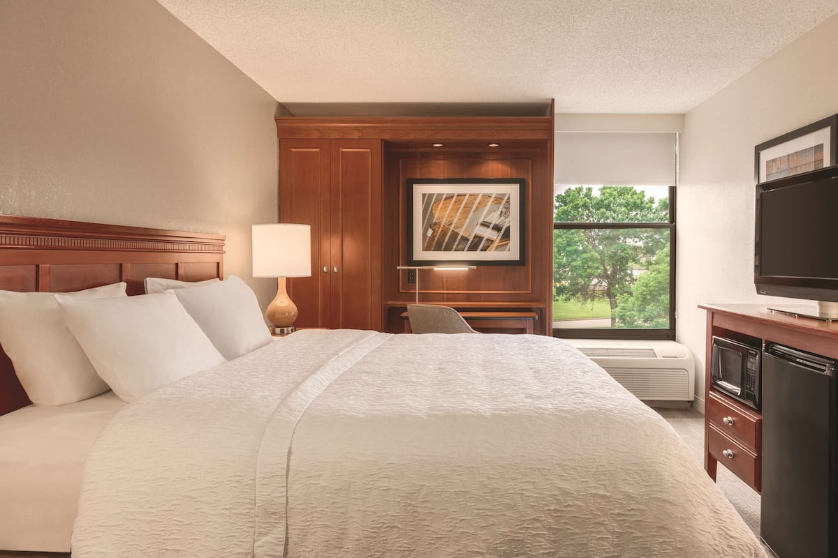 room, 1 king bed, non smoking (study with chaise) | premium bedding, pillow-top beds, in-room safe, iron/ironing board