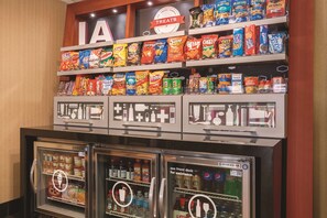 Snack bar - Hampton Inn Des Moines-Airport (Des Moines)