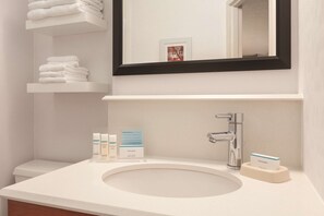 Articles de toilette gratuits, sèche-cheveux, serviettes fournies
