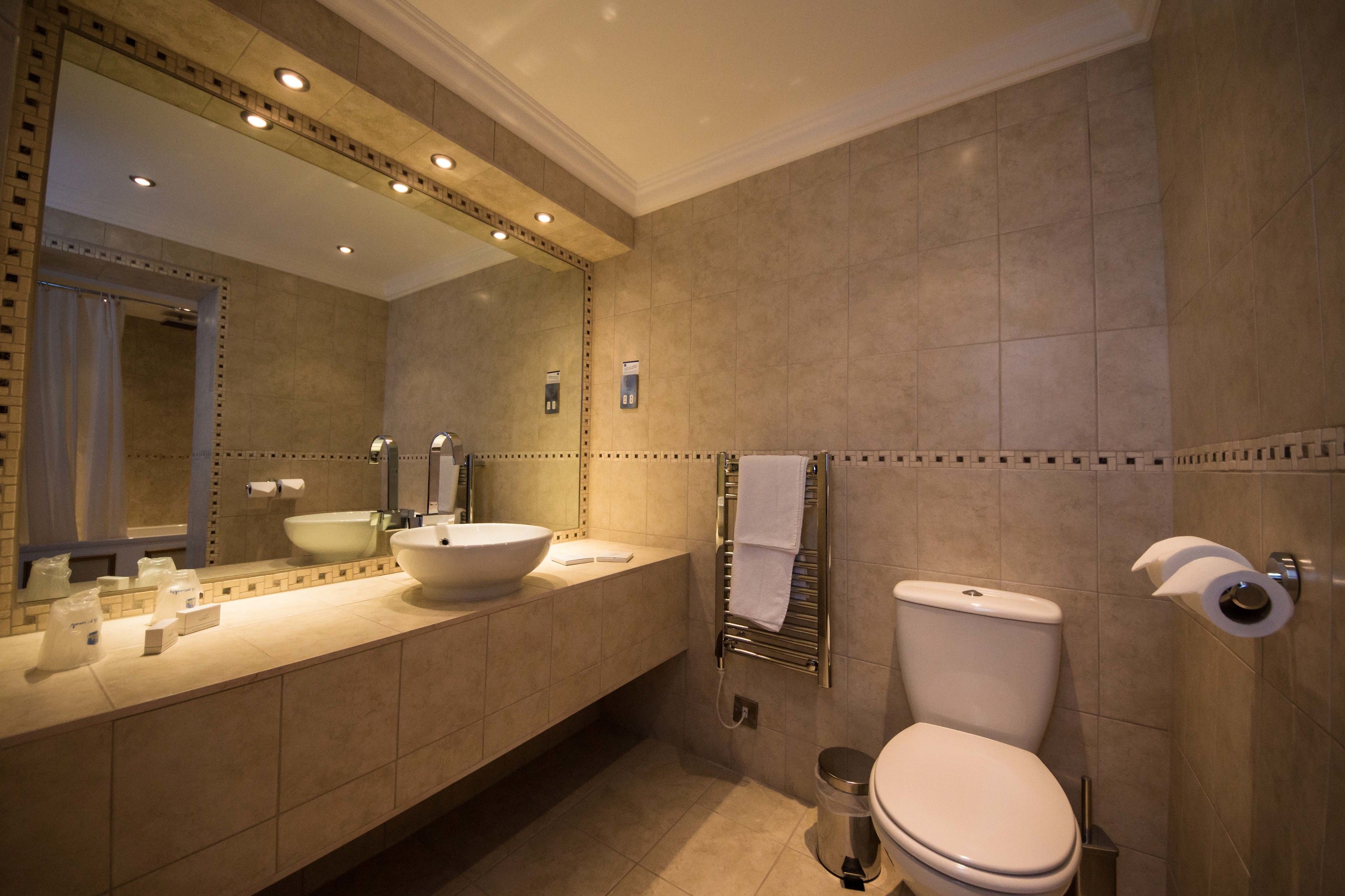 deluxe room, 1 king bed, non smoking (four poster bed, view) | bathroom | free toiletries, hair dryer, towels