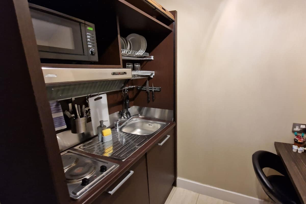 executive room, 1 king bed, non smoking, kitchenette | private kitchen | coffee/tea maker, electric kettle