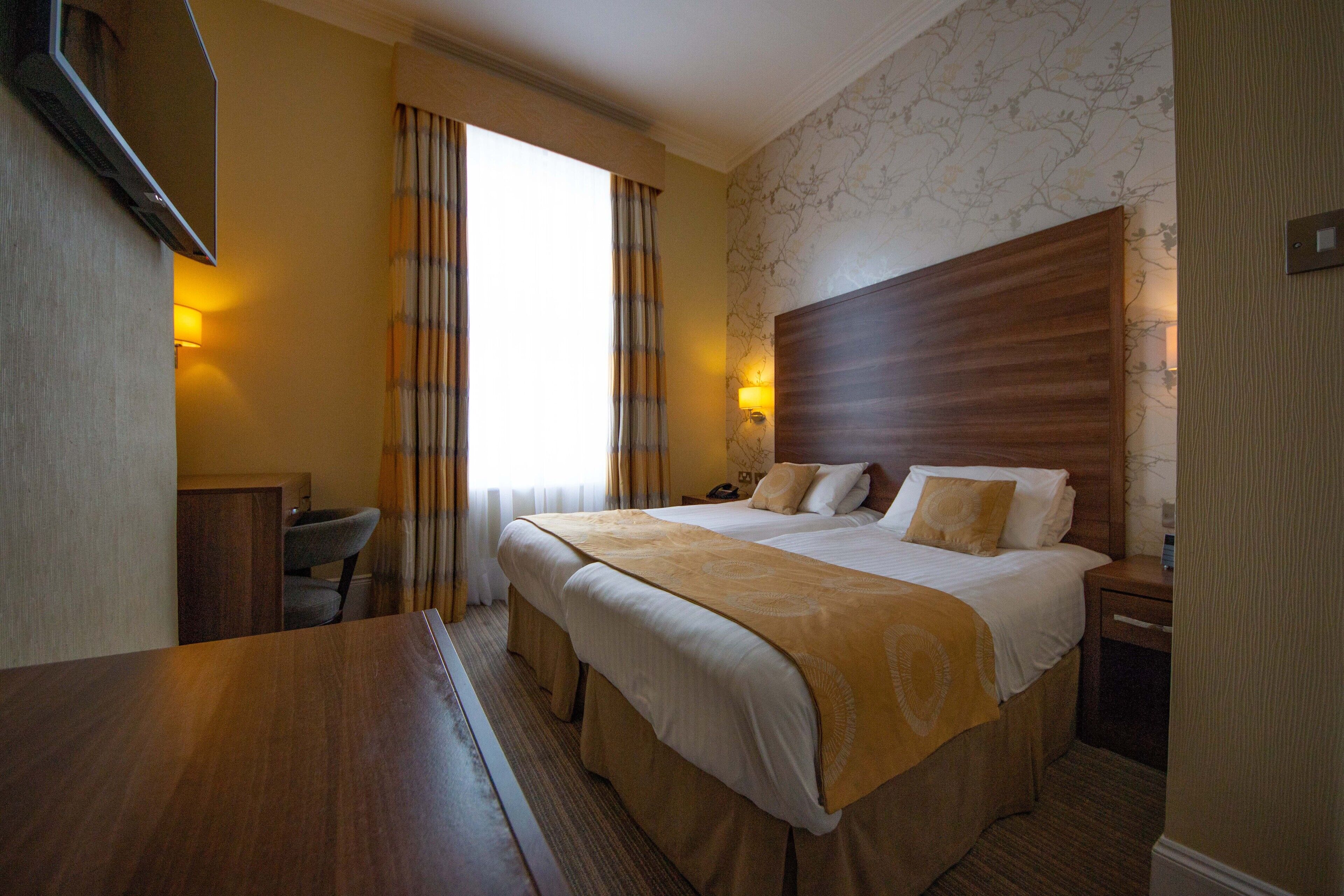 superior apartment, 2 double beds, non smoking, kitchen (converts to 2 twin beds) | desk, free wifi, bed sheets, alarm clocks