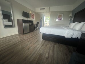 A hotel room with a bed, a desk, a chair, a TV, and a window. - Motel 6 Norfolk, VA – East Little Creek (Norfolk)