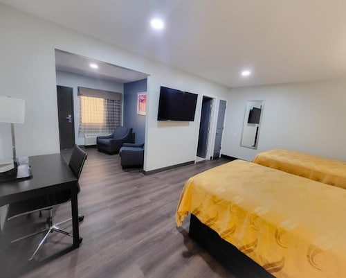 Motel 6 Norfolk, VA – East Little Creek