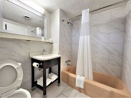 Bañera con ducha, artículos de tocador gratuitos, secador de pelo