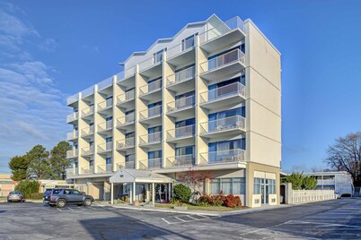 Motel 6 Norfolk, VA – East Little Creek