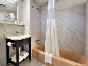 Combined shower/tub, free toiletries, hair dryer, towels - Motel 6 Norfolk, VA – East Little Creek (Norfolk)