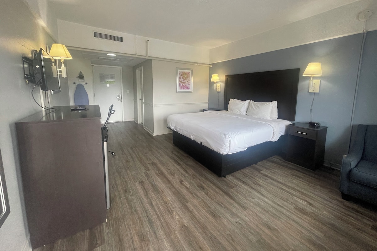 Deluxe Room, 1 King Bed, Smoking, Refrigerator & Microwave | Iron/ironing board, WiFi (free), alarm clocks, bed sheets