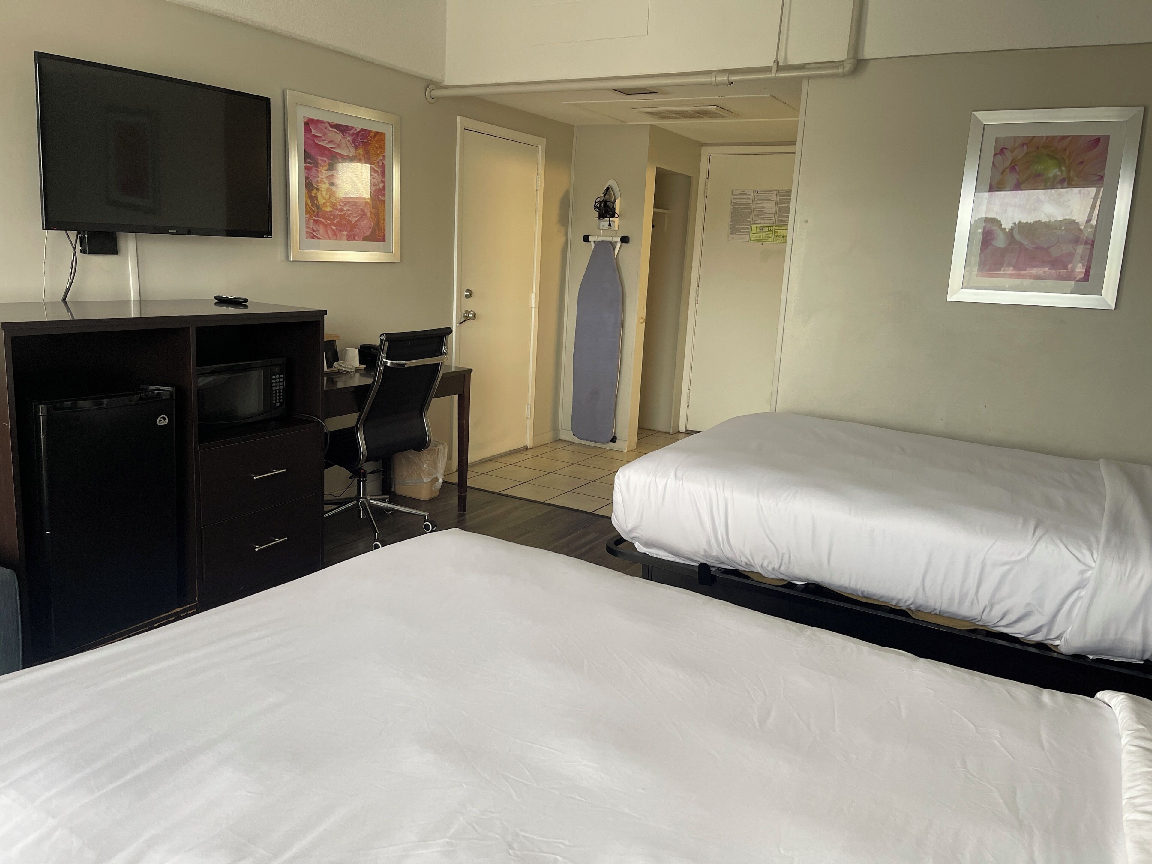Deluxe kamer, 2 tweepersoonsbedden, roken, koelkast en magnetron | Een strijkplank/strijkijzer, gratis wifi, een wekker, beddengoed