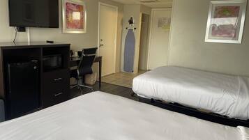 Deluxe kamer, 2 tweepersoonsbedden, roken, koelkast en magnetron | Een strijkplank/strijkijzer, gratis wifi, een wekker, beddengoed