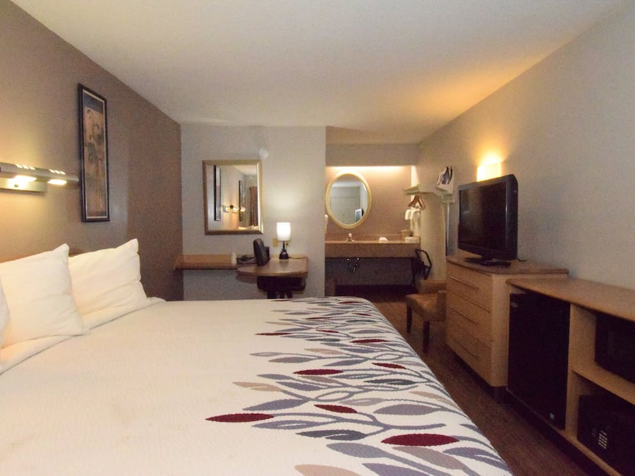 Brankas, meja kerja, tirai kedap cahaya, dan tempat tidur bayi gratis