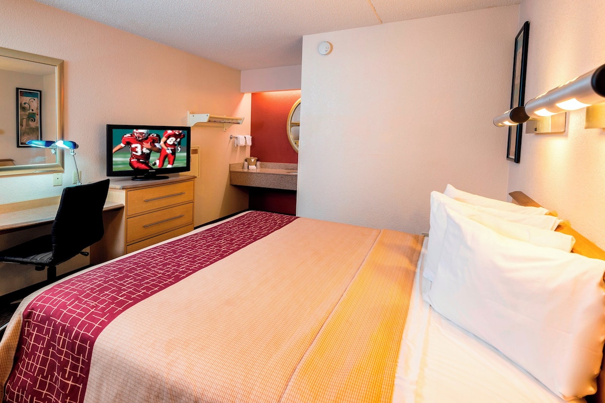 Standard Room, 1 King Bed (Smoke Free)