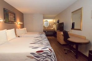 Deluxe kamer, 2 tweepersoonsbedden (Smoke Free) | Een kluis op de kamer, een bureau, verduisterende gordijnen