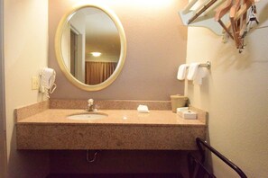 Combined shower/bathtub, hair dryer, towels