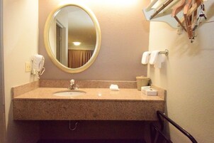 Bañera con ducha, secador de pelo, toallas