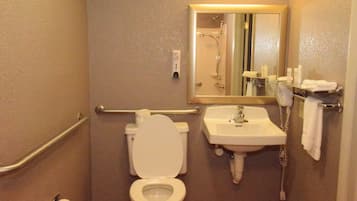 Combinació de dutxa i banyera, assecador de cabells i tovalloles