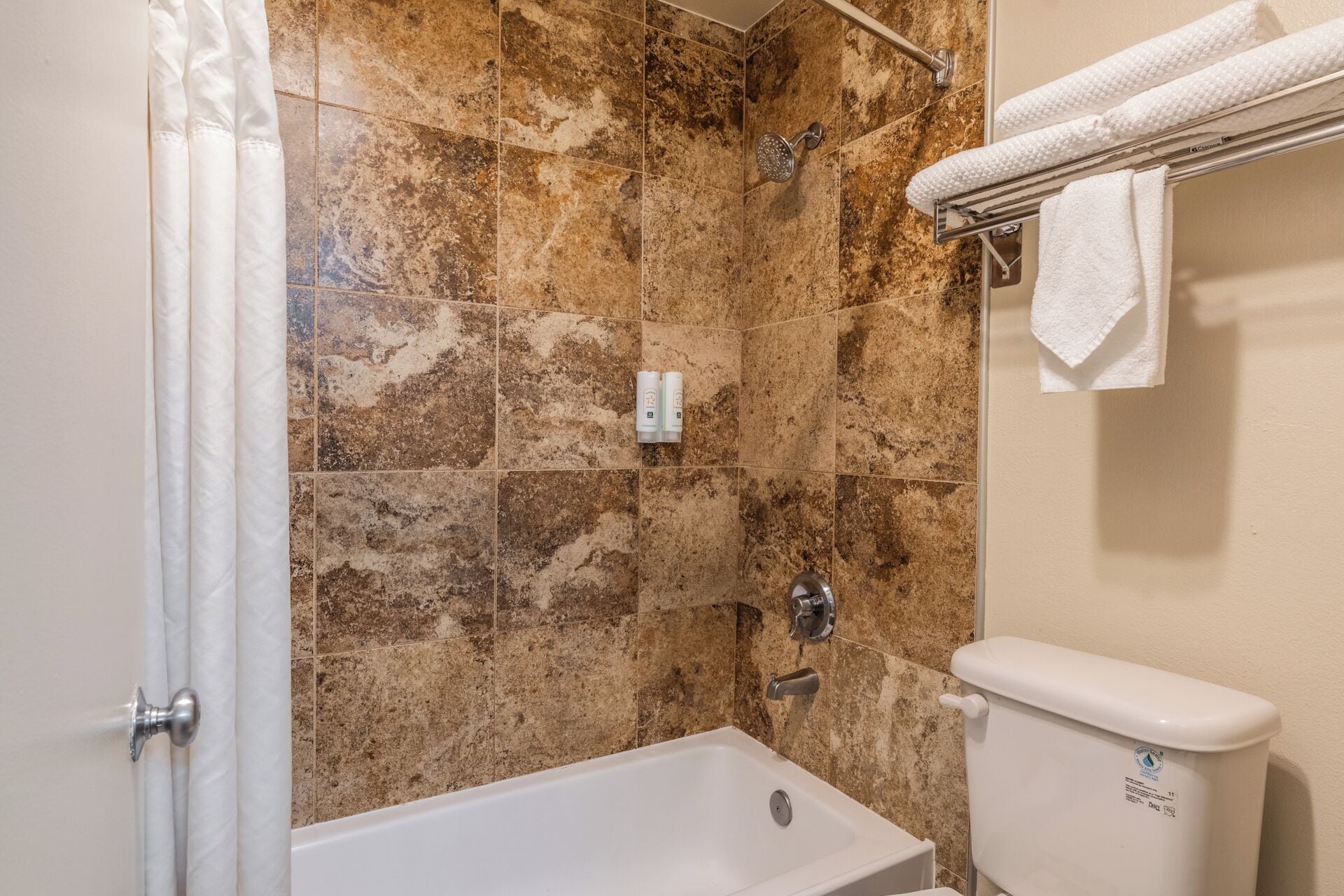 Une salle de bain avec une baignoire, une douche et des toilettes.