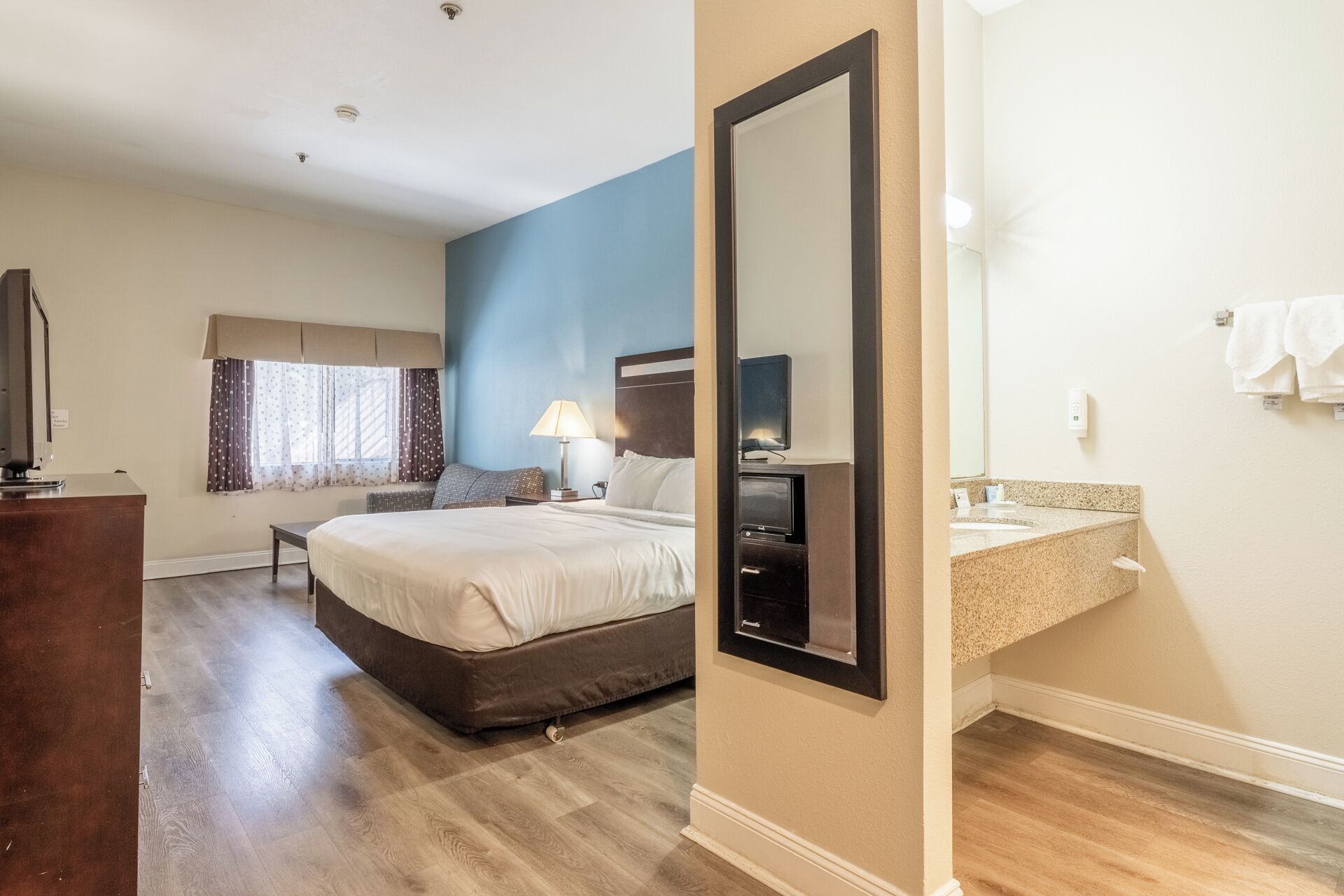 Standard Room, 1 King Bed, Non Smoking | Premium bedding, pillowtop beds, blackout drapes, iron/ironing board