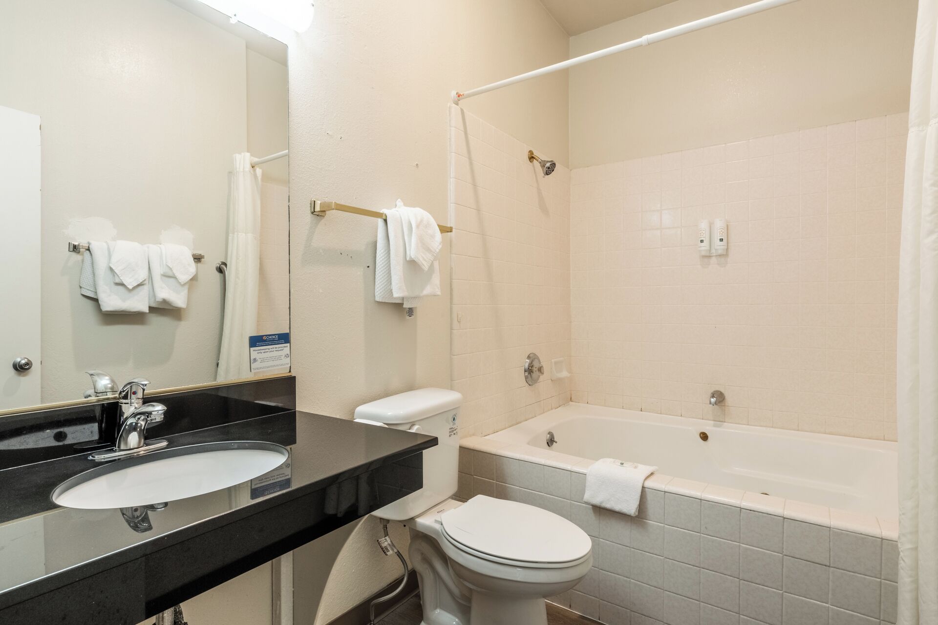 Un baño con lavamanos, inodoro y bañera.