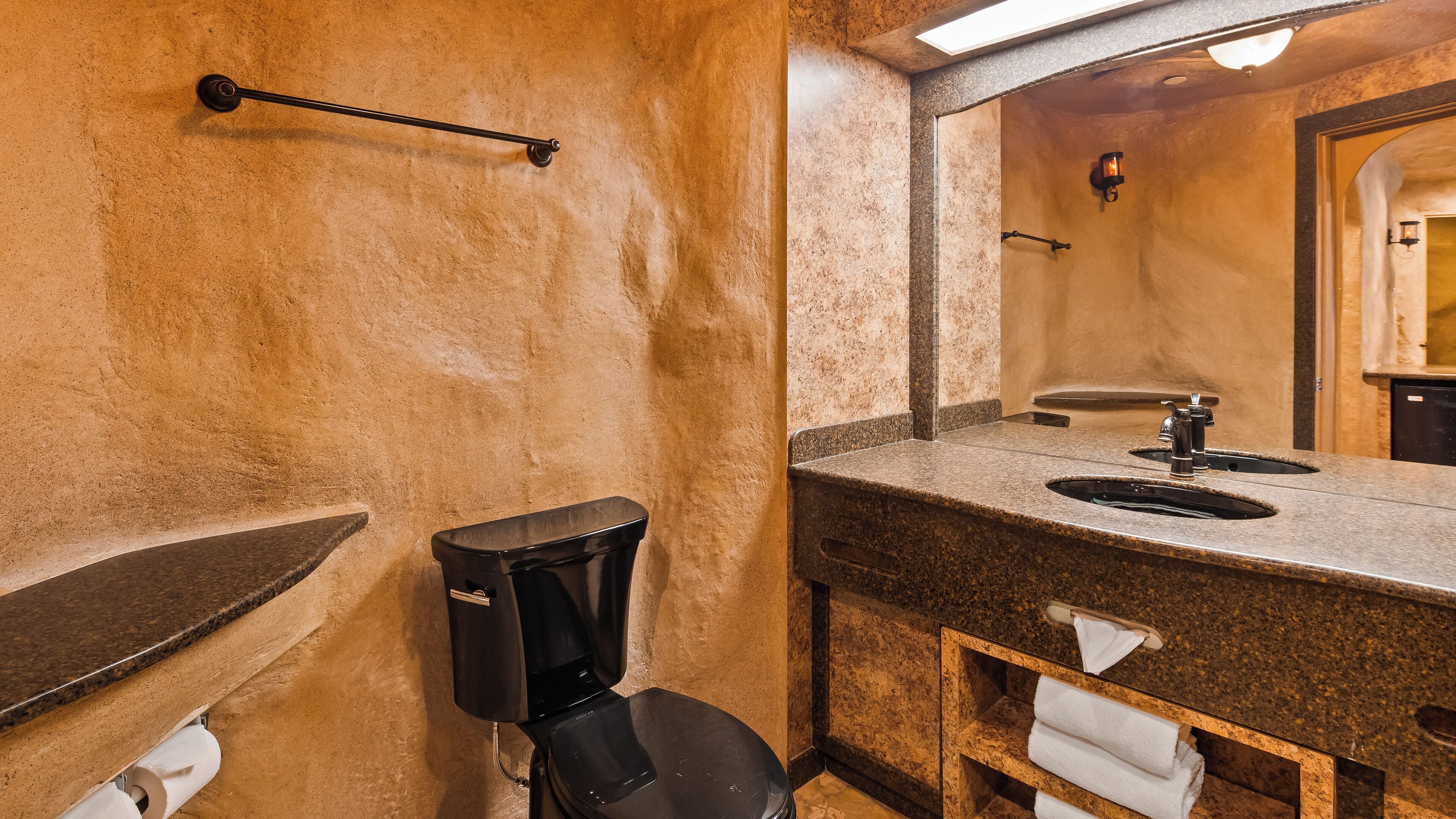 suite, 1 king bed, non smoking, jetted tub | bathroom | free toiletries, hair dryer, towels