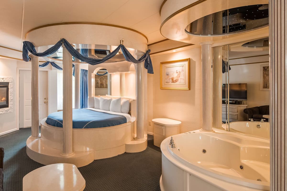 Suite, 1 King Bed, Non Smoking, Jetted Tub | 1 bedroom, blackout drapes, iron/ironing board, rollaway beds