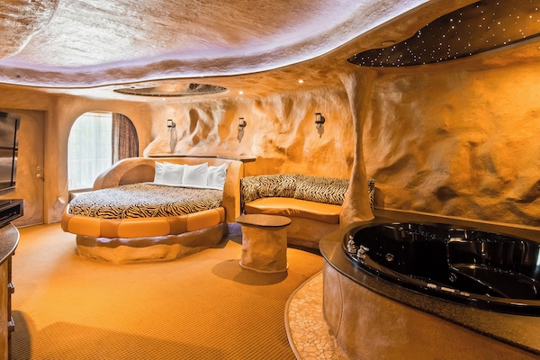 Suite, 1 King Bed, Non Smoking, Jetted Tub | 1 bedroom, blackout drapes, iron/ironing board, rollaway beds