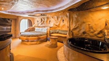 1 habitación, cortinas blackout y tabla de planchar con plancha 