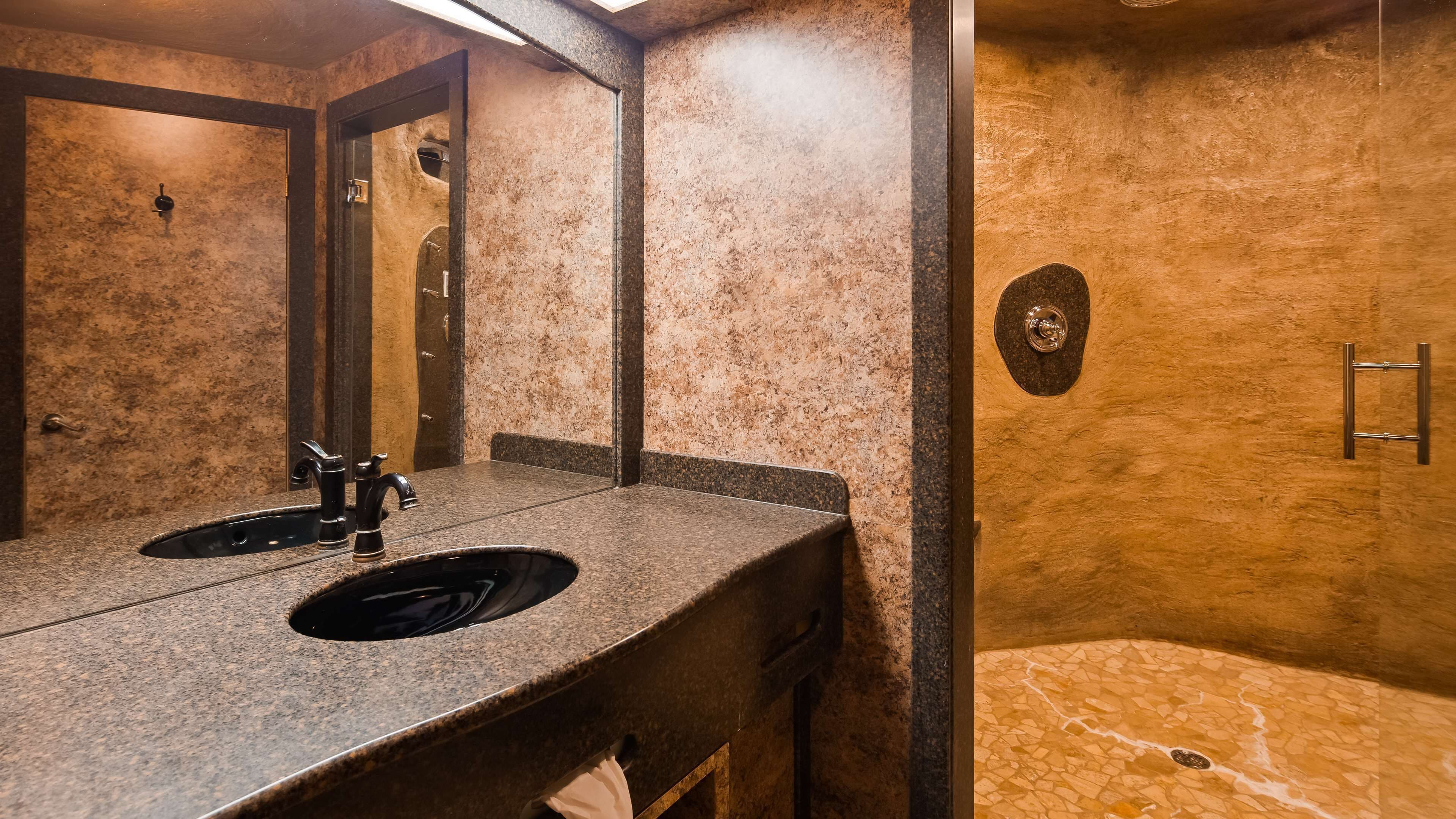 suite, 1 king bed, non smoking, jetted tub | bathroom | free toiletries, hair dryer, towels