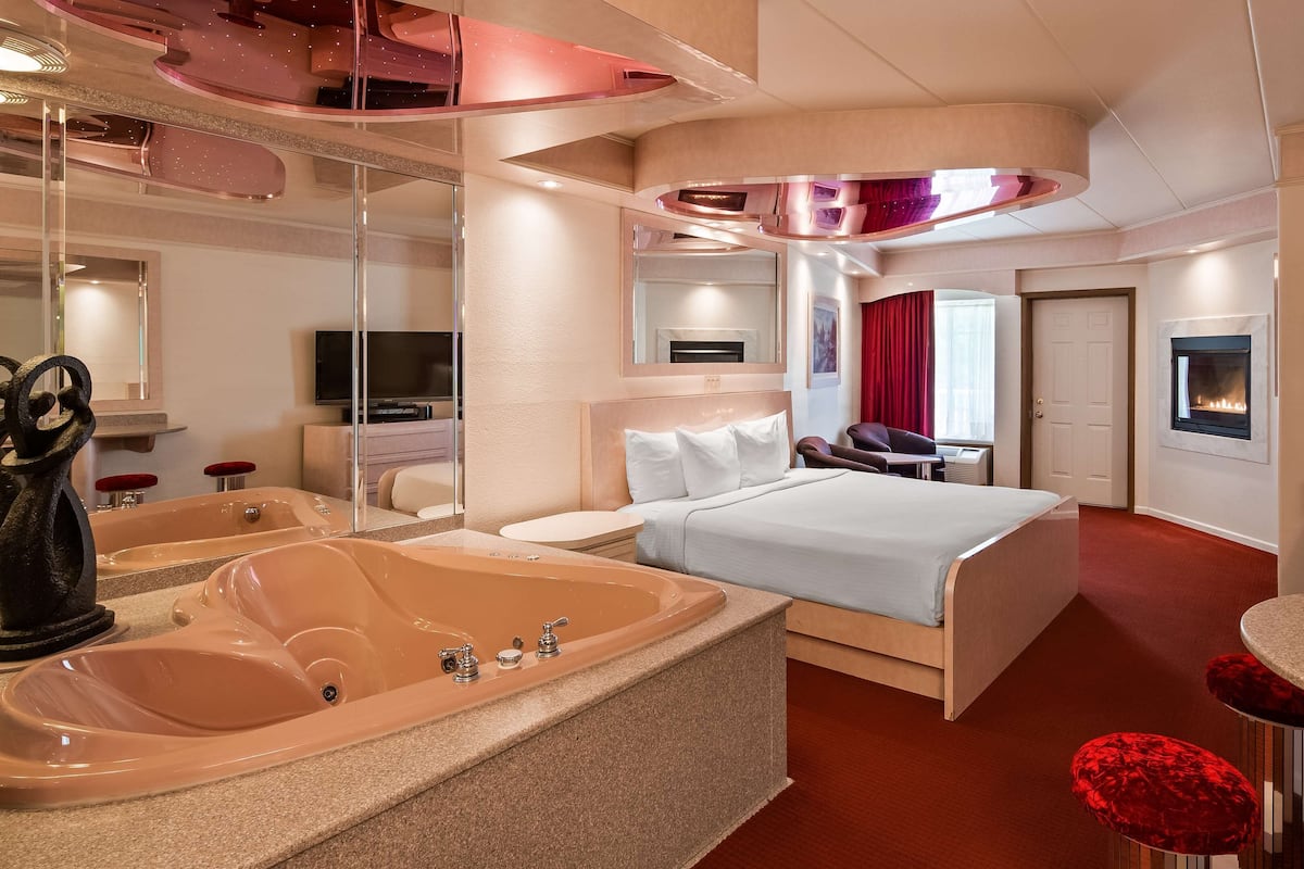 Suite, 1 King Bed, Non Smoking, Jetted Tub | 1 bedroom, blackout drapes, iron/ironing board, rollaway beds