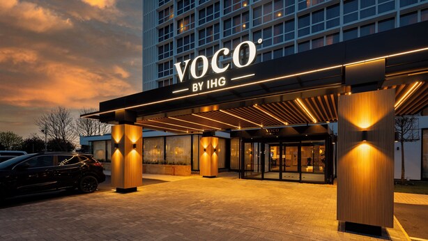 Een hotelentree met een modern ontwerp, met een opvallend bord 