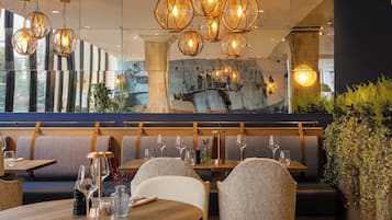 Breakfast, lunch, dinner served; international cuisine, alfresco dining
