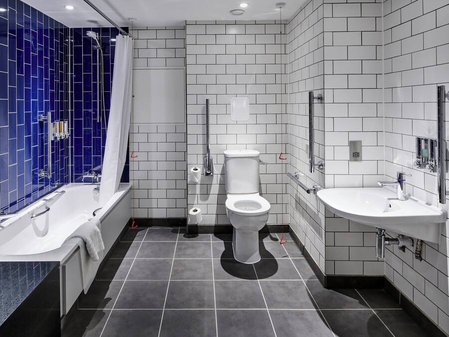 Un baño moderno con bañera, inodoro y lavabo.