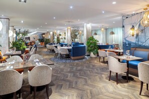 Breakfast, lunch served; international cuisine, al fresco dining  - voco Southampton by IHG (Southampton)