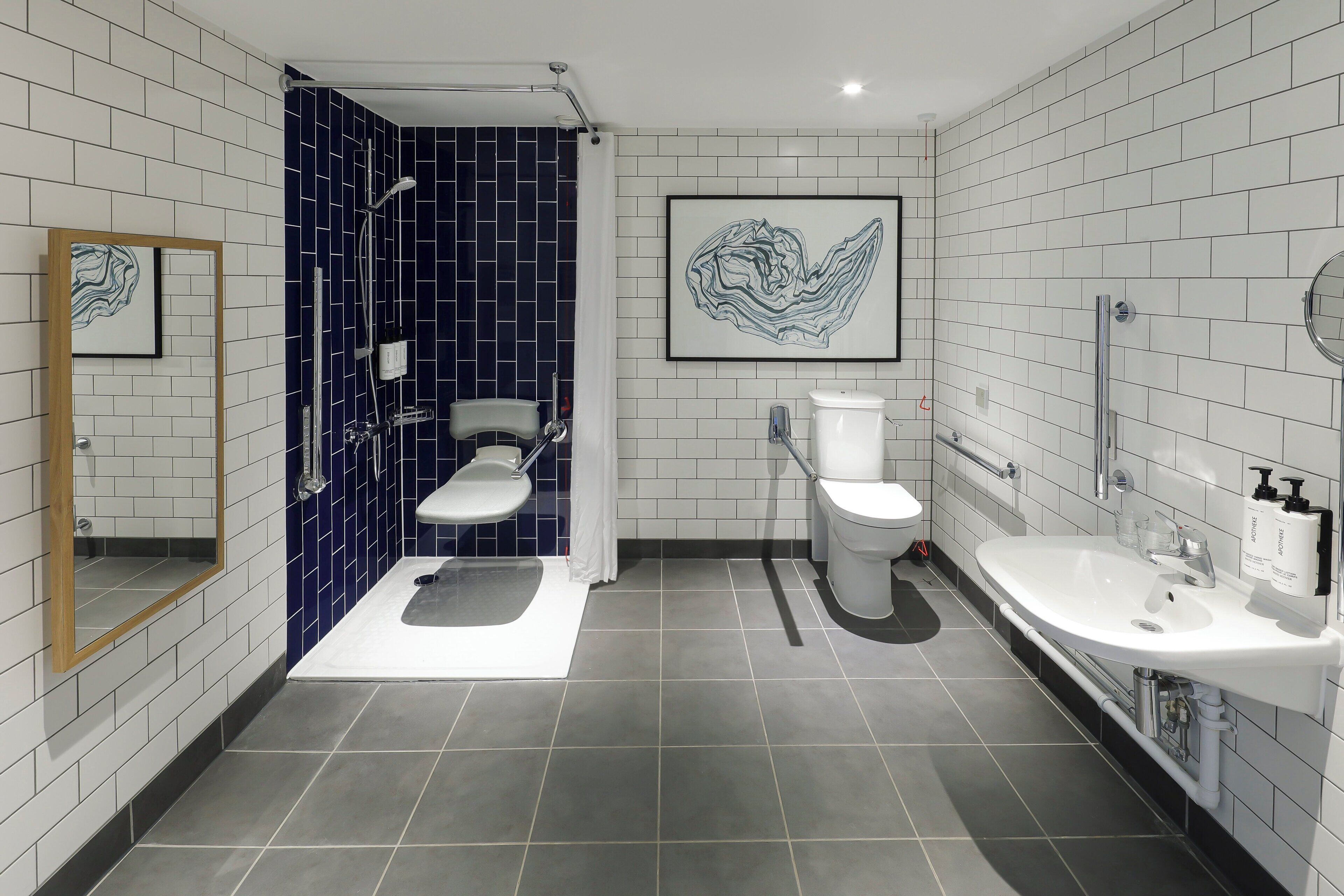 Ein modernes Badezimmer mit Dusche, Toilette und Waschbecken.